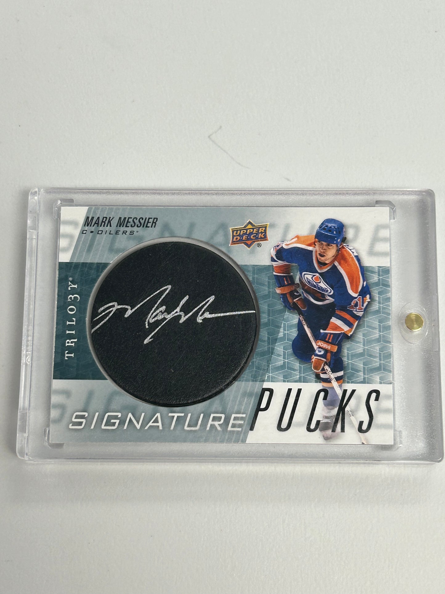 Mark Messier 2016 Upper Deck Trilogy Signature Pucks Auto